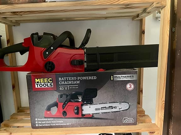 Batteridriven motorsåg med batteri och laddare i nyskick