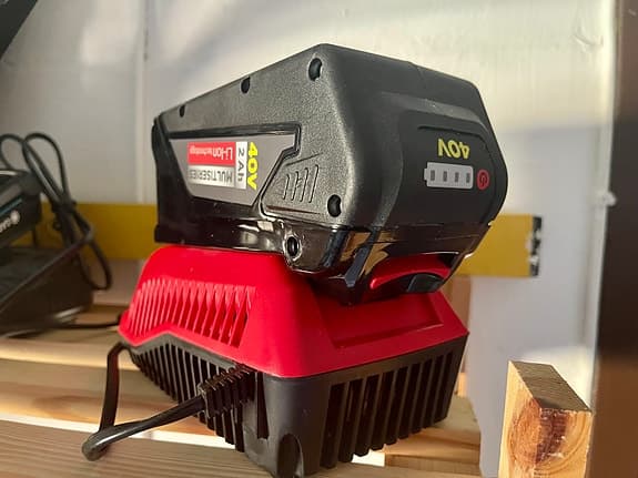 Batteridriven motorsåg med batteri och laddare i nyskick