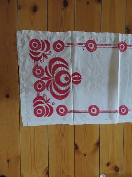 Gamla broderade köksgardiner