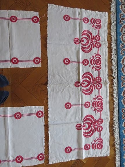 Gamla broderade köksgardiner