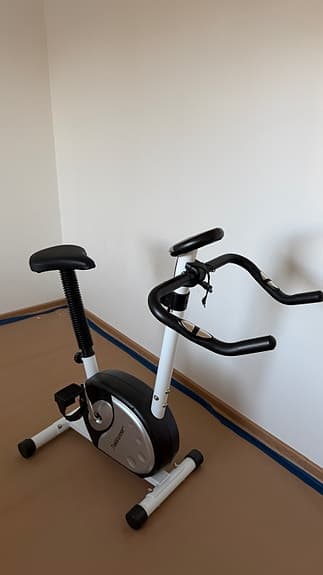 Träningscykel med display svart/vit