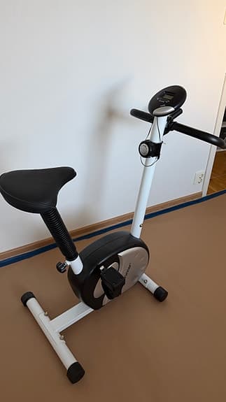 Träningscykel med display svart/vit