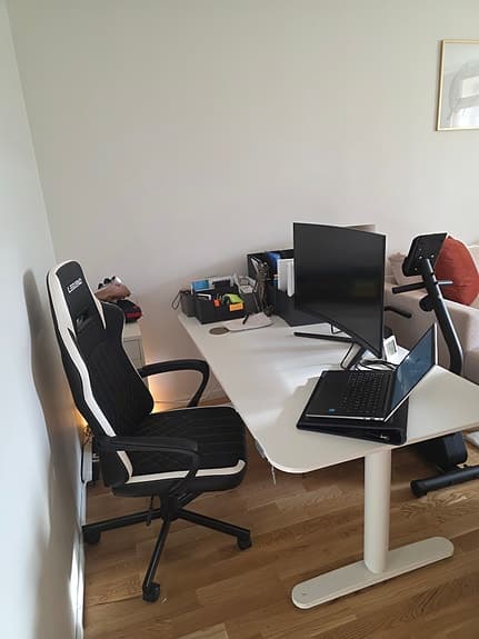 Säljes: Höj- och sänkbart skrivbord + gamingstol + 32” gaming-skärm – paketpris!