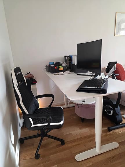 Säljes: Höj- och sänkbart skrivbord + gamingstol + 32” gaming-skärm – paketpris!