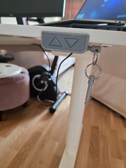 Säljes: Höj- och sänkbart skrivbord + gamingstol + 32” gaming-skärm – paketpris!