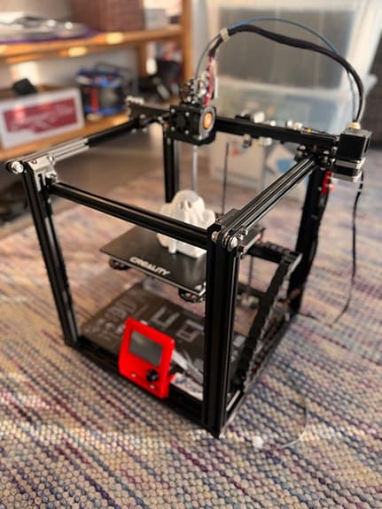 Ender 5 uppgraderad – Komplett paket – skrivare, skåp, UPS och filament