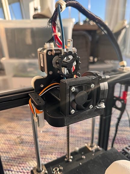 Ender 5 uppgraderad – Komplett paket – skrivare, skåp, UPS och filament