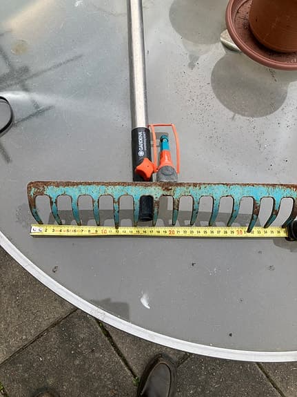 Trädgårdskratta Gardena 14 Pinnar och Gardena Kombi skaft.