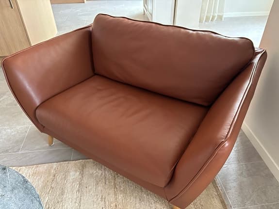 Loveseat (1,5 sits soffa eller fåtölj) i läder från Mio