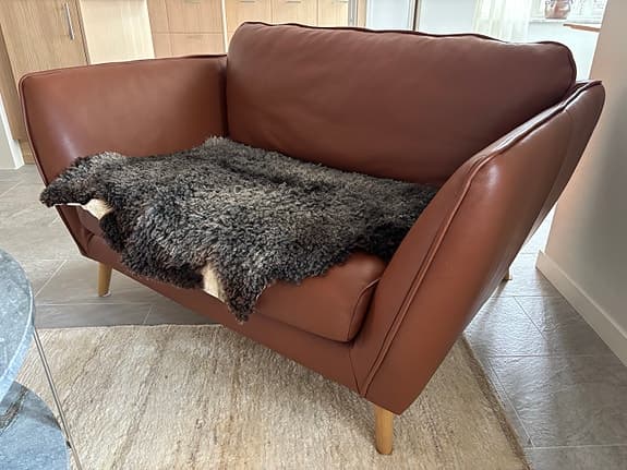 Loveseat (1,5 sits soffa eller fåtölj) i läder från Mio