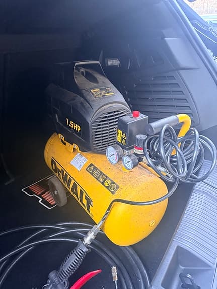 Black & Decker grästrimmer med tillbehör och Dewalt kompressor