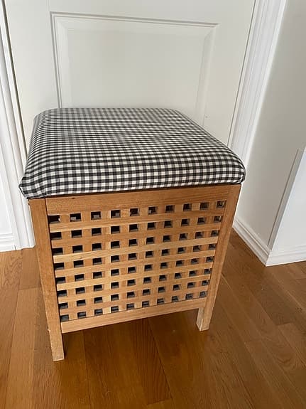 Fin pall i teak med förvaringsutrymme