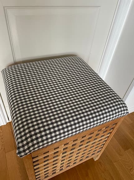 Fin pall i teak med förvaringsutrymme