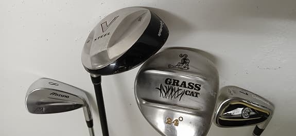 olika golfklubbor säljes