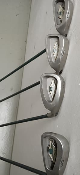 olika golfklubbor säljes