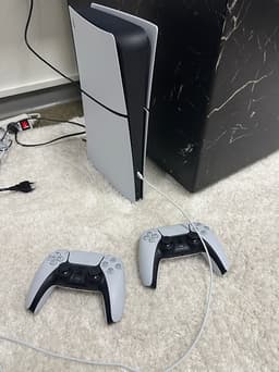 Sony Playstation 5 spelkonsol vit med två handkontroller