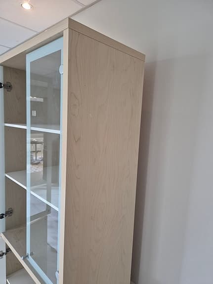 Vitrinskåp med glasdörrar och förvaring nedtill