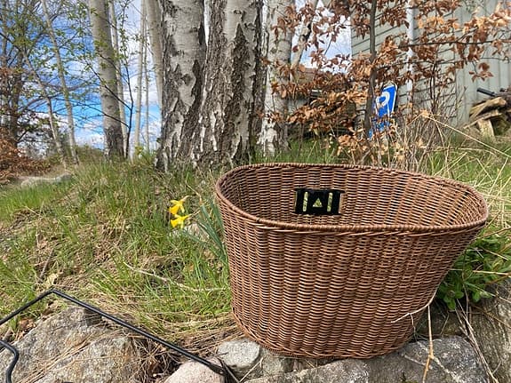 Cykelkorg flätad brun med fäste