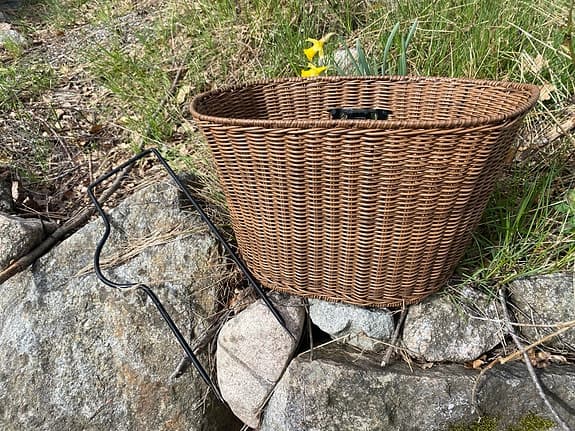 Cykelkorg flätad brun med fäste