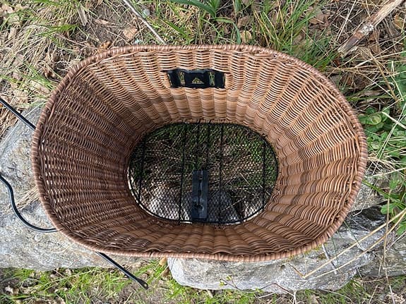 Cykelkorg flätad brun med fäste