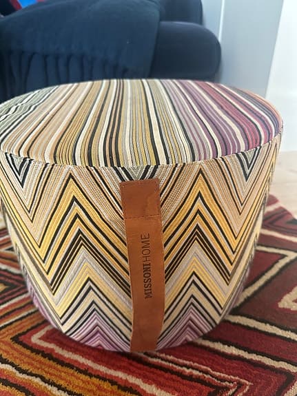 Missoni matta, sittpuff och kudde i flerfärgat mönster