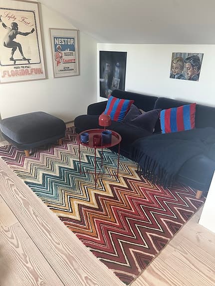 Missoni matta, sittpuff och kudde i flerfärgat mönster