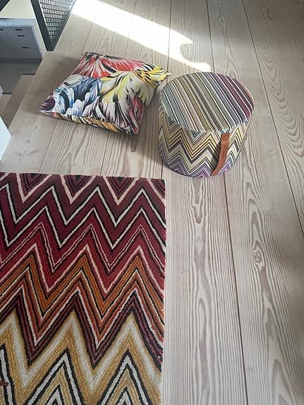 Missoni matta, sittpuff och kudde i flerfärgat mönster