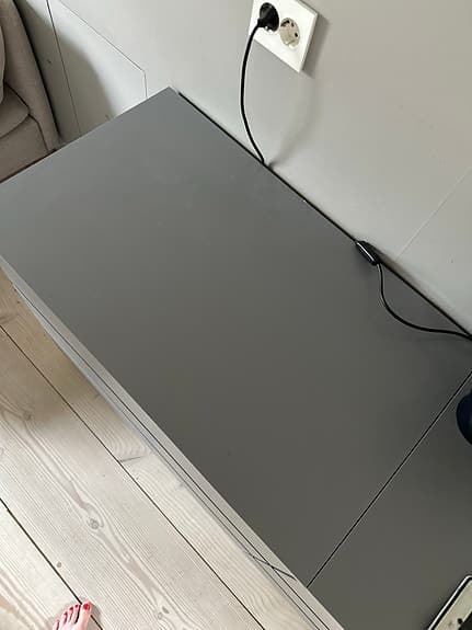 Malm byrå med 3 lådor