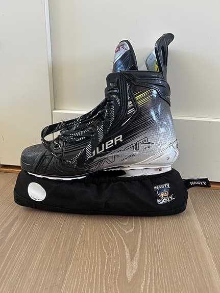 Nasty Hockey skridskoskydd och tejpnecessär