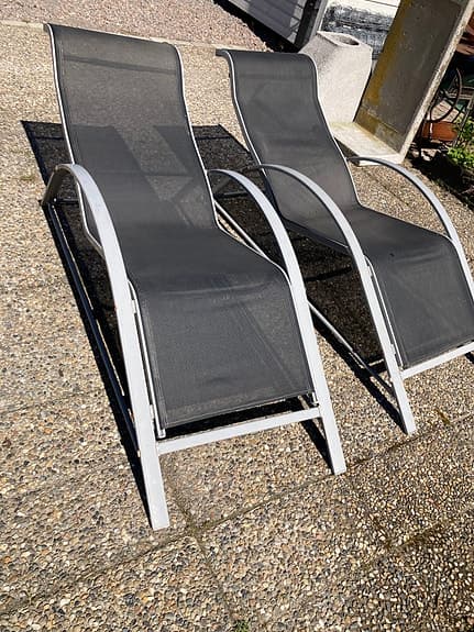 Två bekväma och lätta solstolar med ram i gråsprayad aluminium i bra kondition
