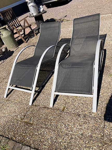 Två bekväma och lätta solstolar med ram i gråsprayad aluminium i bra kondition