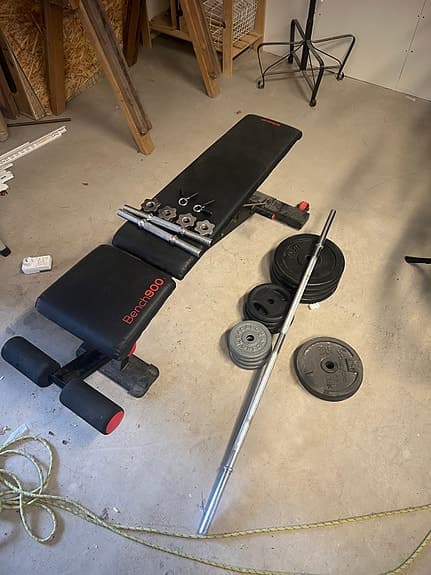 Träningsbänk och hantlar med vikter