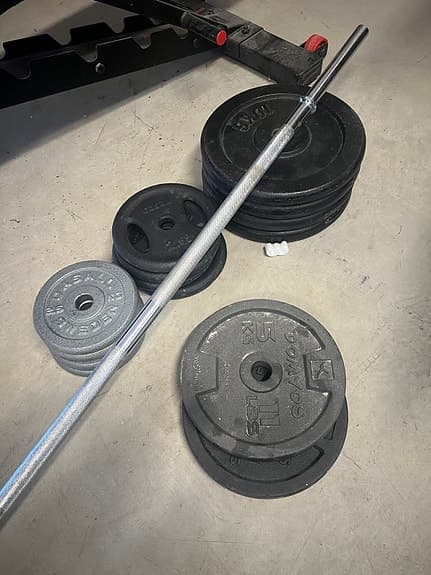 Träningsbänk och hantlar med vikter