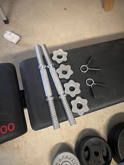 Träningsbänk och hantlar med vikter