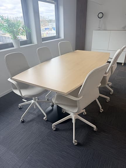 IKEA konferensbord med stolar trä ljusgrå