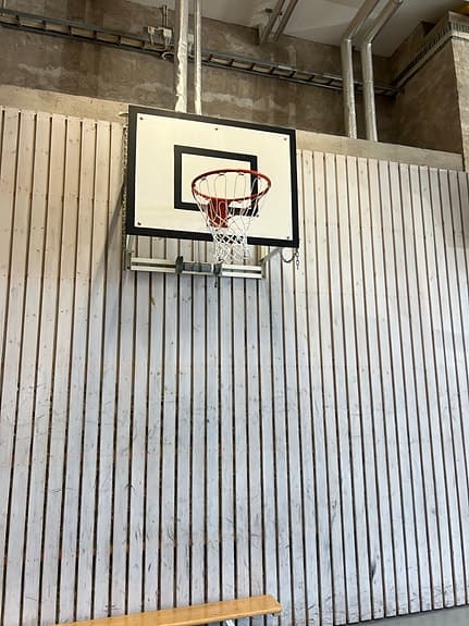 Basketkorgar väggmonterade med planka och nät