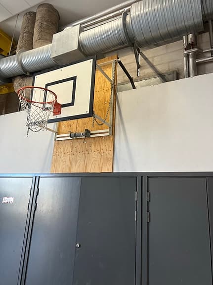 Basketkorgar väggmonterade med planka och nät