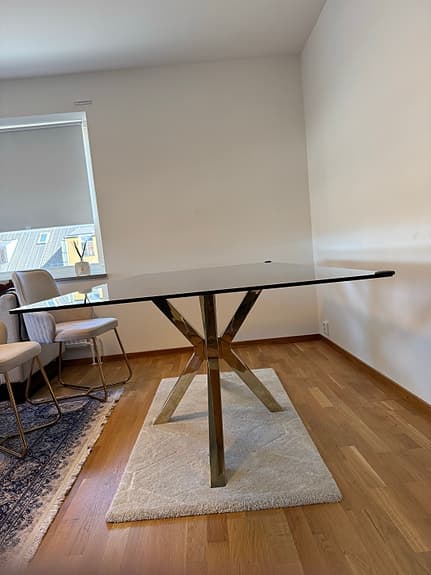Exklusivt matbord i rökfärgat glas och mässing (200x100)