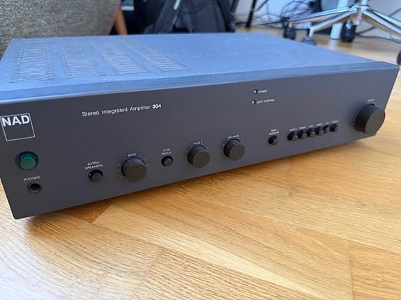 NAD 304 Stereo Förstärkare – Klassisk Hi-Fi i bra skick