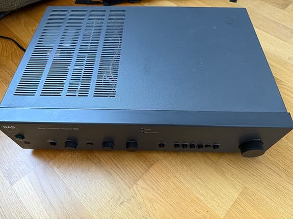 NAD 304 Stereo Förstärkare – Klassisk Hi-Fi i bra skick