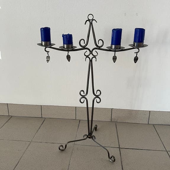 SMIDESLJUSSTAKE, 4 ljushållare.