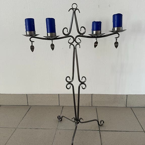 SMIDESLJUSSTAKE, 4 ljushållare.