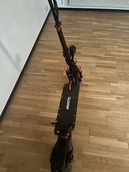 Scrooser elsparkcykel svart röd
