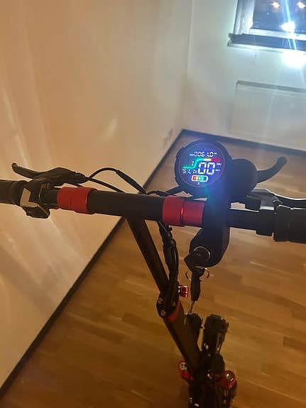 Scrooser elsparkcykel svart röd