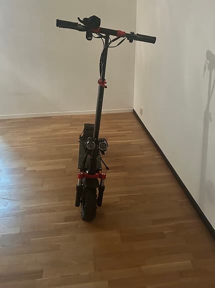 Scrooser elsparkcykel svart röd