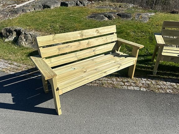 Träbänk utomhus