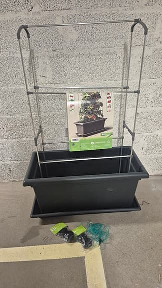 Själv vattnade blomlåda med bänk