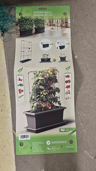 Själv vattnade blomlåda med bänk
