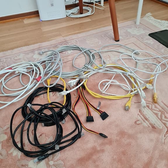 Parti med nätverkskablar (Ethernet) i olika färger och längder