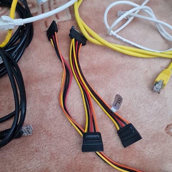 Parti med nätverkskablar (Ethernet) i olika färger och längder